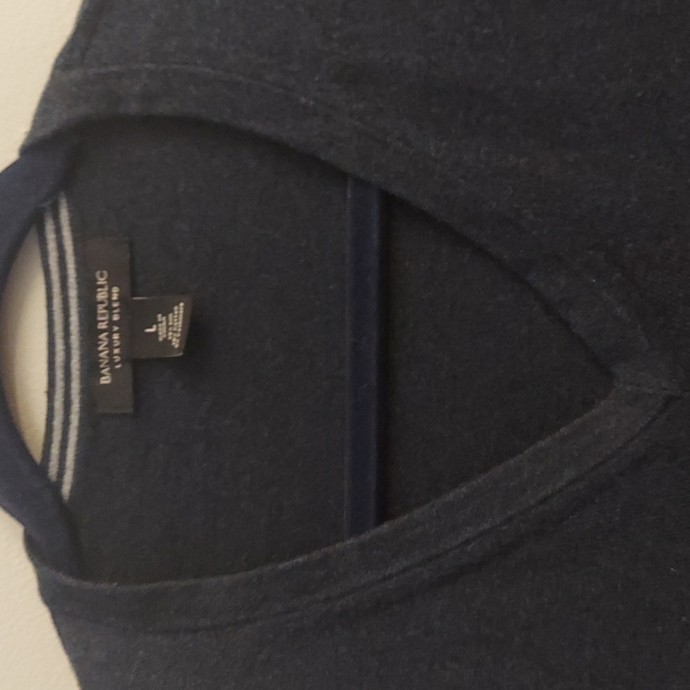 BANANA REPUBLIC LUXURY BLEND Navy  V Neck Long Sleeve Silk/Cashmere Sweater - Picture 4 of 9